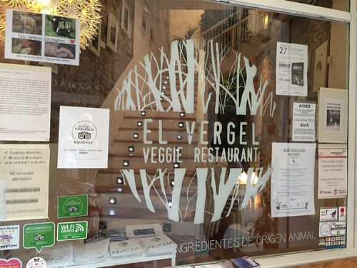 front window at El Vergel Veggie Restaurant in Tarragona