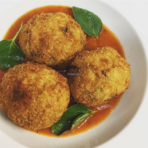 Arancini de ragú de verduras con salsa de tomate casera (croquetas de arroz sicilianas) #vegan en #elvergeltarragona  at El Vergel Veggie Restaurant in Tarragona