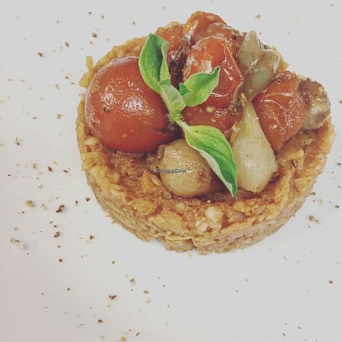 Timbal de chirivía con salsa barbacoa, cebollitas y cherrys asados #vegan #elvergeltarragona  at El Vergel Veggie Restaurant in Tarragona