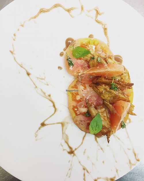 Ensalada de tomate rosa, Heura, pomelo y chocolate con leche at El Vergel Veggie Restaurant in Tarragona