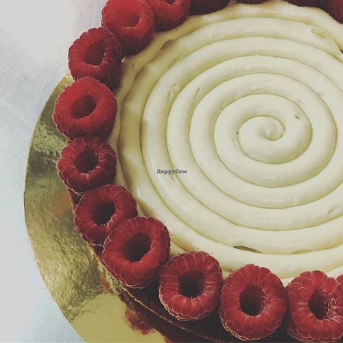Pastel de almendra, chocolate blanco y frambuesas at El Vergel Veggie Restaurant in Tarragona