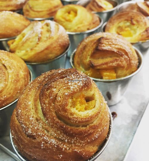 Brioche relleno de crema y albaricoque at El Vergel Veggie Restaurant in Tarragona
