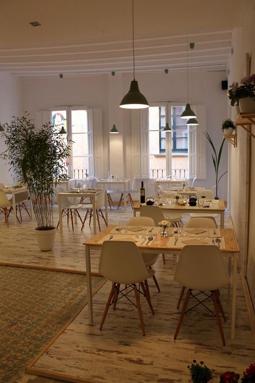 Cozy and delicate deco at El Vergel Veggie Restaurant in Tarragona