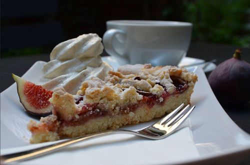 Fig cake with bourbon vanilla cream and a soy cappuccino at My Heart Beats Vegan in Karlsruhe