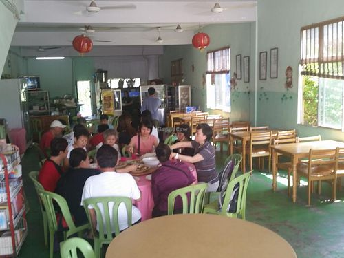 interior layout at Naruwan Vegetarian Restaurant in Yong Peng