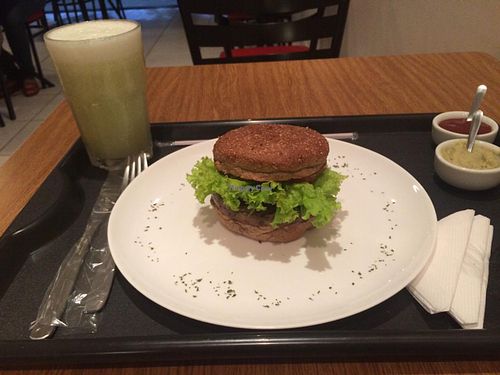 Suco de abacaxi, hortelã e gengibre + hambúrguer de biomassa de banana at Curupira in Goiania