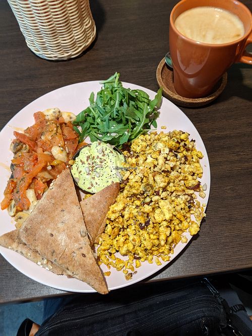Breakfast scramble at Vegan Inspiratsioon in Tallinn