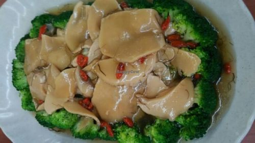 Broccoli with abalone mushroom at Kiat Lim Vegetarian Food 吉林素食 in Northeast Singapore