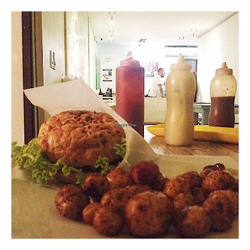 Special burger and criolla-potatoes at Lenteja Express - Laureles in Medellin