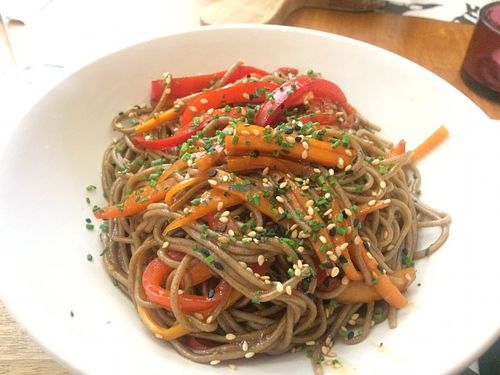 Stir fry noodles con salsa de sésamo (súper sabrosos) at Valentin in A Coruna