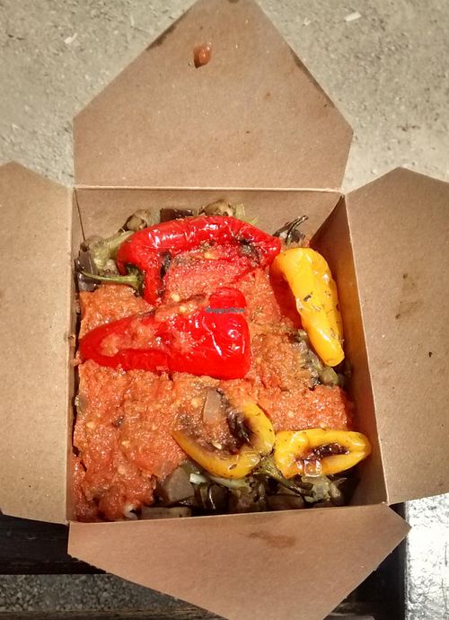 Pasta with fried vegetables (eggplant, peppers, onions) at En Faim Bio in Montpellier