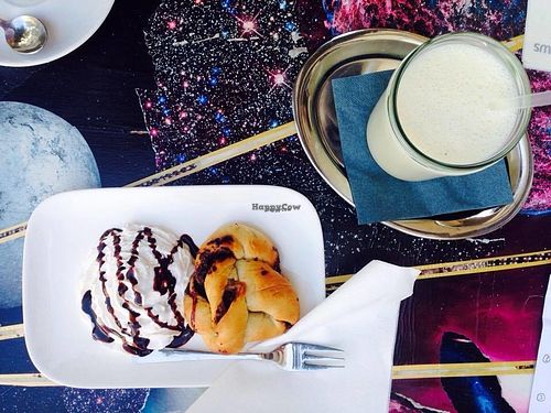 small pastry with creme and a banana lassi at Valladares in Berlin