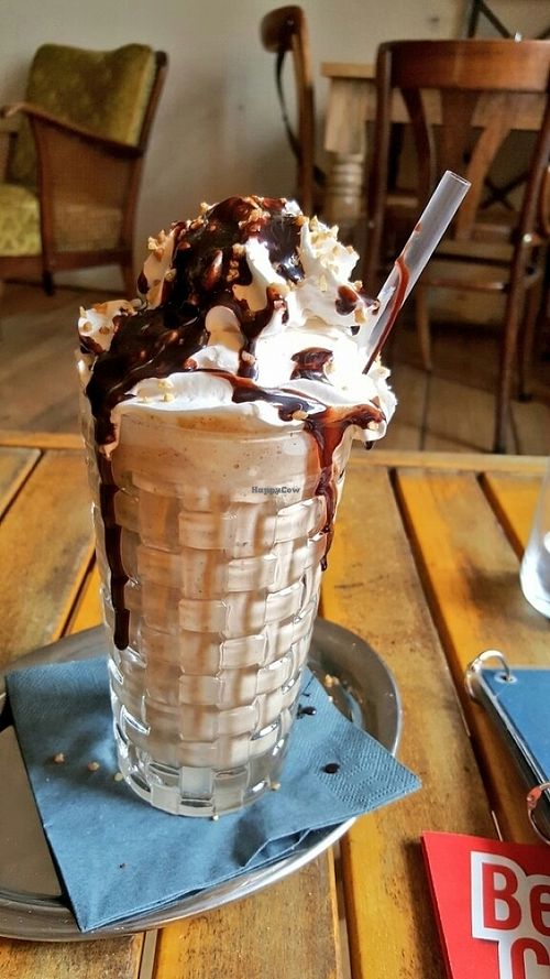 Snickersshake at Valladares in Berlin