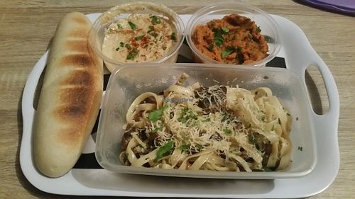 Duo Houmous et dip carotte + pain. Tagliatelles champignons et faux-mage at Mezzaluna in Saint-laurent-blangy