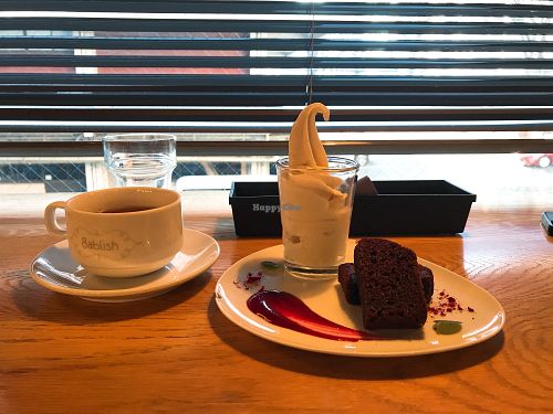 Softcream and chocolate cake at 8ablish Cafe in Tokyo
