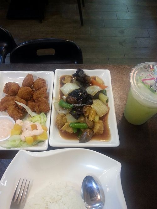 Mock chicken en Chinese veg at Xing Hua Vegetarian 兴化美食 - Fortune Centre in Central Singapore