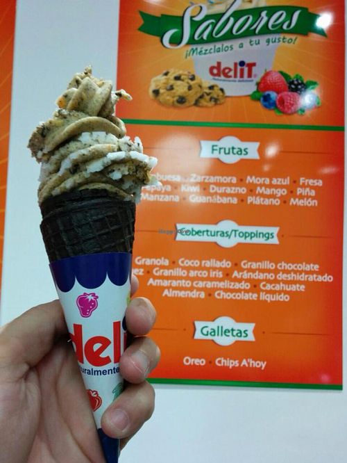 *vegan*

peach with oreo cookie in chocolate cone (also vegan)!

(vegans, remember to ask for the water base or the lemon water base instead of the yoghurt)

 at Delit in Merida