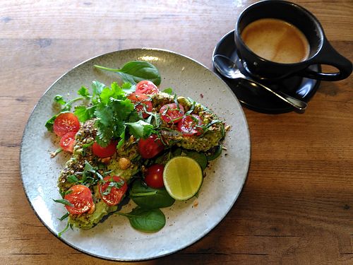 Avo smash and flat oat at Ravens Coffee in Denmark