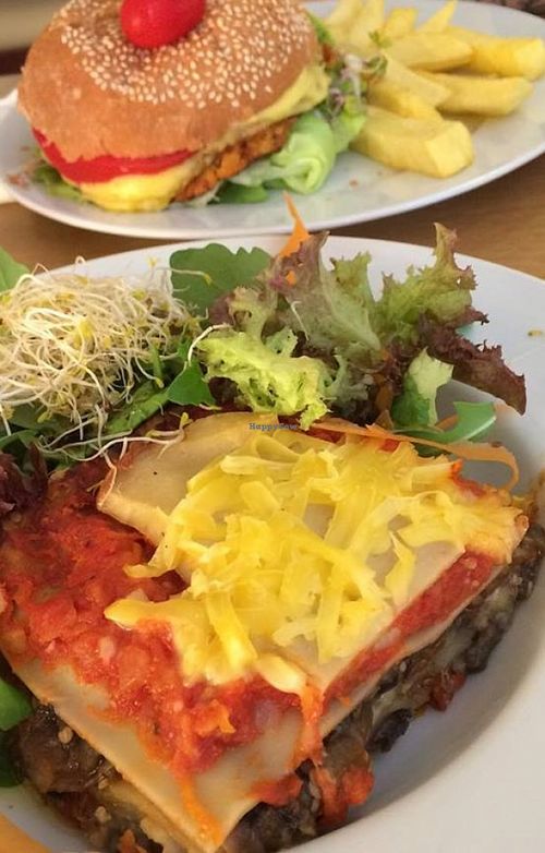 Rizoma burger and lasaña at Rizoma in Barcelona