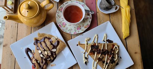 Custom blend tea, 1/2 sweet crepe, 1/2 savory crepe... full perfection! We never wanted to leave! 🤍☕ at Little ChoC Apothecary in Brooklyn