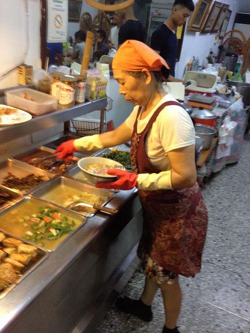 Staff at Rén Hé SùShí 人和素食 in Hengchun