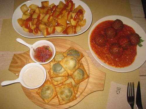 Tapas: patatas bravas, fried ravioli, quinoa meatballs at Punto Vegano in Madrid