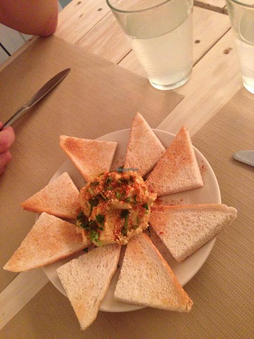 Hummus starter at Punto Vegano in Madrid