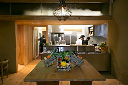 Open kitchen to the room at Pe d'Arroz in Matosinhos