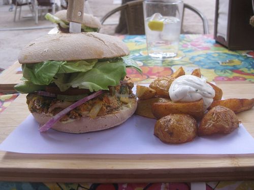 Burger with avocado and pico de gallo at VIVA in Madrid