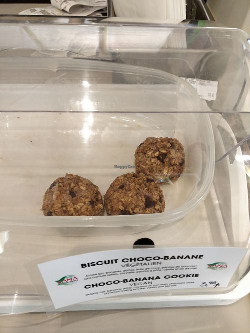 Vegan cookies at Fluide Juice Bar in Mont-tremblant