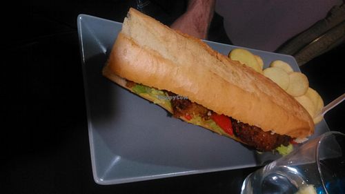 Vegan oat burguer with tomato, lettuce and guacamole at Pentagrama in Cerdanyola Del Valles
