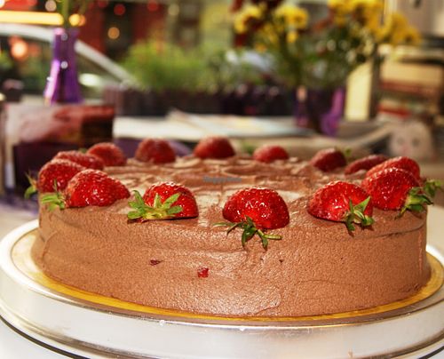 vegane Schokoladensahne Erdbeer Torte at Velicious in Berlin