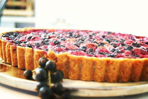 Colourful Berry tarte at Velicious in Berlin