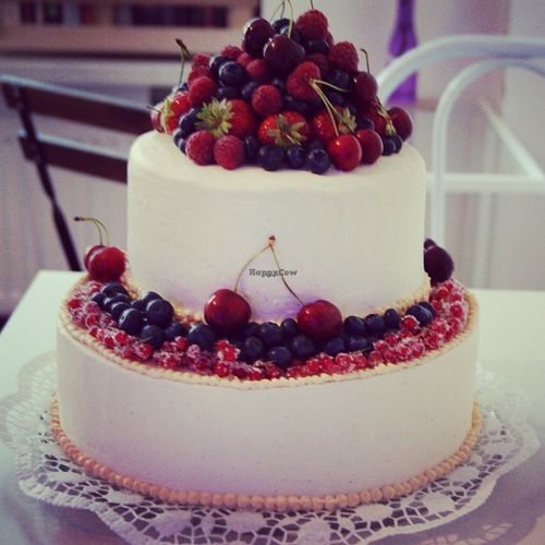 Wedding Cake with berries at Velicious in Berlin