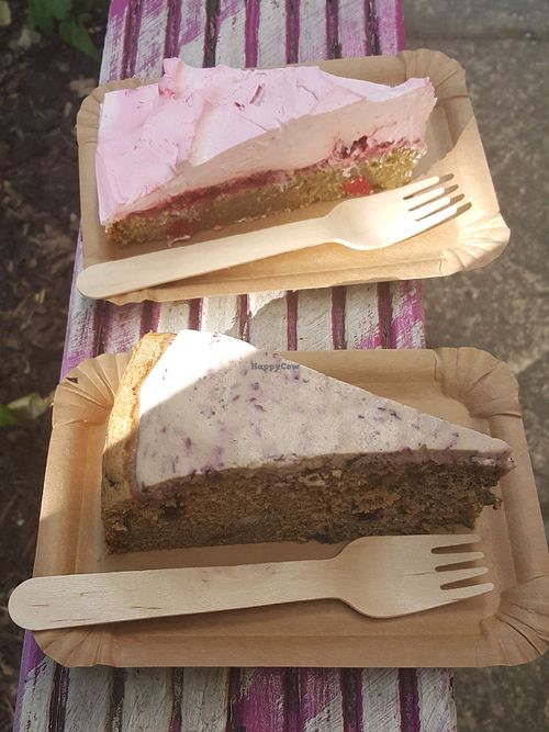 takeaway in the summer - gorgeous cakes and weather at Velicious in Berlin