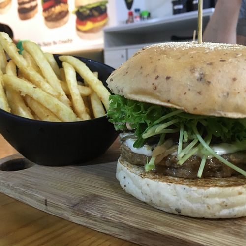 Beautiful burger  at nomVnom Bistro - Clarke Quay in Central Singapore