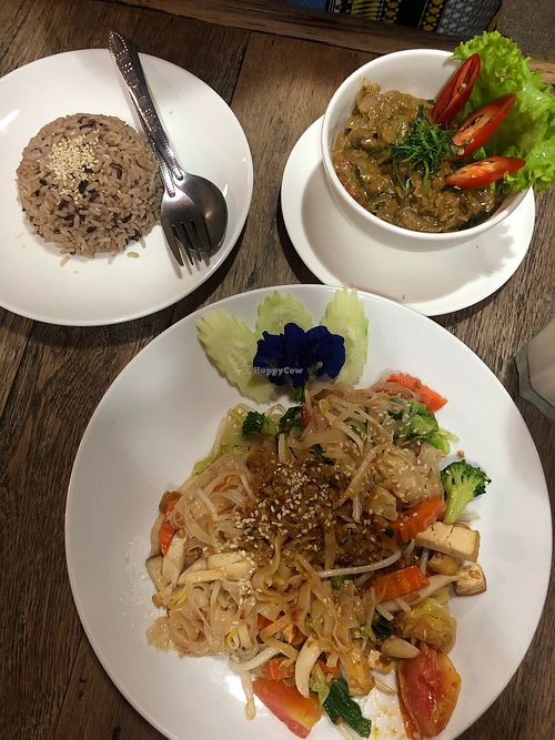 Delicious Pad Thai, curry and brown rice at La Carotte Qui Rit in Koh Tao