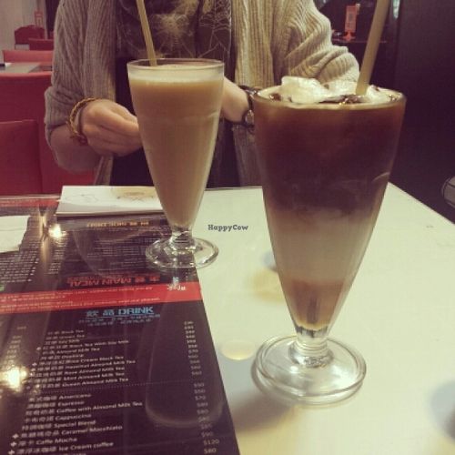 hazelnut latte and vanilla latte at Yé Shū 耶蔬 in Kaohsiung