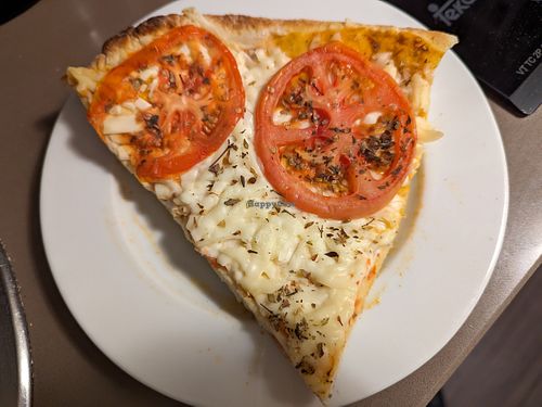 pizza with vegan cheese at Vegetalia - Gotico in Barcelona