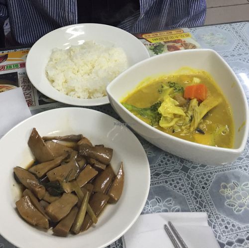 滷杏包菇+咖喱飯 at Yuènán YǎngShēng SùShí 越南養身素食 in Taipei
