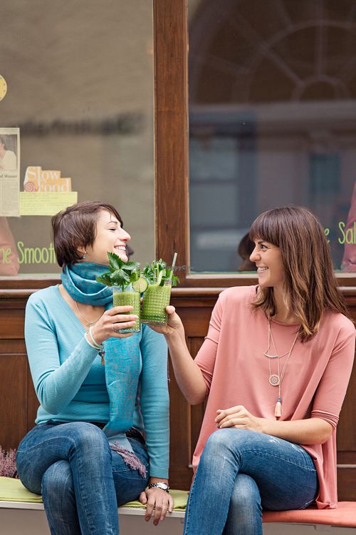 Die Inhaberinnen begeistern mit ihrer Leidenschaft für bewusste Ernährung at Kleeblatt Bar in Landsberg Am Lech