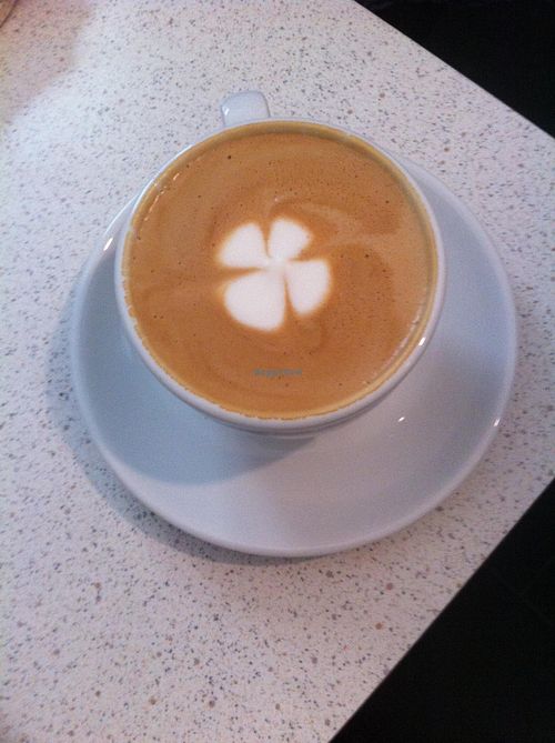 Direct Trade Kaffee von der Murnauer Kaffeerösterei & viele vegane und kreative Kreationen auch ohne Koffein, wie z.B. Matcha Latte oder Sunshine Latte at Kleeblatt Bar in Landsberg Am Lech