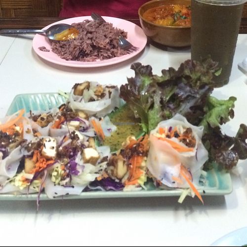 Curry - just too spicy for beeing 'not spicy'. Yummy springrolls - just a bit tricky to eat at Bamboo Bee Vegetarian in Chiang Mai