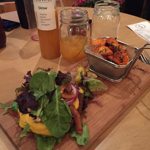 hamburguesa vegan con delicioso queso de cashew y 'tocino' de coco, cubierta con lechuga (sustituyendo el pan) y acompañada por chips de camote at Alma Verde - Madero in Tijuana