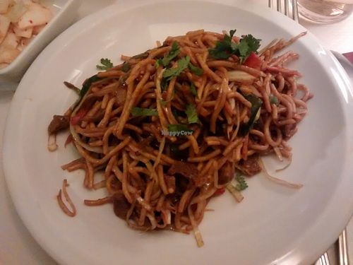 nouilles aux légumes et chunks (protéines) de soja at Pema Thang in Paris