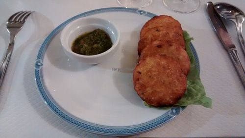 Vegetable fritter with coriander sauce at Pema Thang in Paris