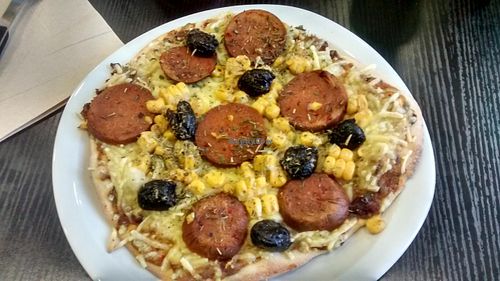 Mexican pizza with faux-Chorizo at Veg'Art in Paris