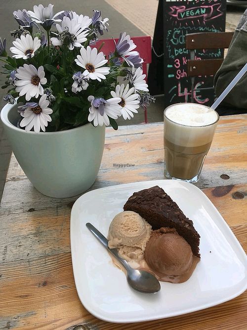 Kuchen mit Eis = yummy at Veis in Rostock