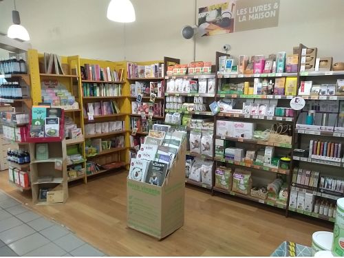 books and vegetarian/vegan food for cats and dogs at Biocoop St Thibault des Vignes in Saint-thibault-des-vignes