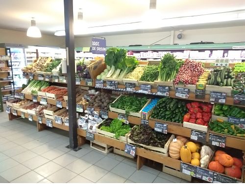 organic fruits and veggies at Biocoop St Thibault des Vignes in Saint-thibault-des-vignes